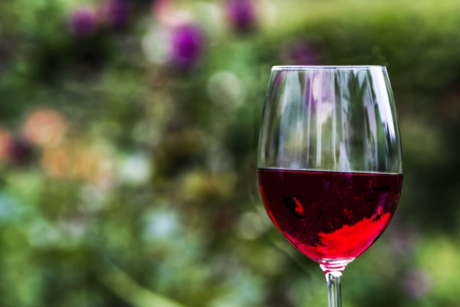 O Que a Bíblia Fala Sobre Bebida? Um Guia Completo Sobre o Consumo de Álcool na Fé Cristã