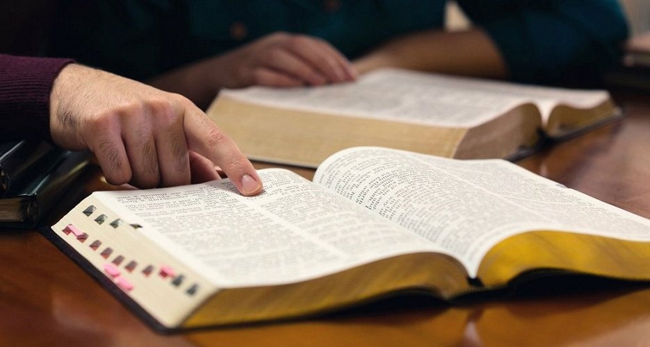 Como estudar a bíblia em casa
